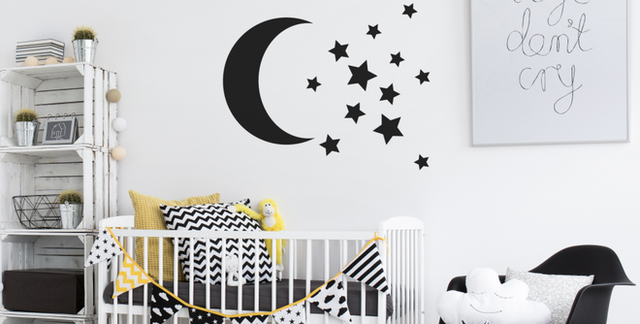 Nếu c&aacute;c bức tường v&agrave; đồ nội thất m&agrave;u trắng th&igrave; n&ecirc;n sử dụng m&agrave;u đen cho c&aacute;c yếu tố trang tr&iacute; sẽ gi&uacute;p giường cũi v&ocirc; c&ugrave;ng sinh động.