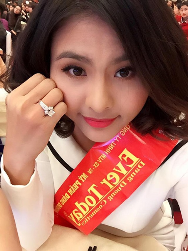 
Diễn viên Vân Trang cũng được cầu hôn bằng một chiếc nhẫn kim cương đắt đỏ.
