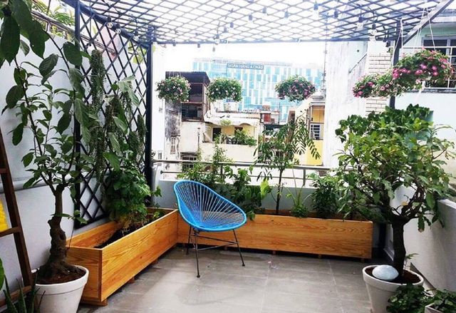 Tầng trên cùng là khu thờ và sân vườn. Anh thiết kế sân vườn như một quán cafe mini.