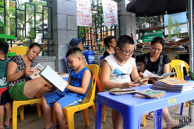 Mỗi ngày bà tự bỏ ra 30 nghìn đồng để mua các loại báo mới, bà chưa từng tính toán đã bỏ ra bao nhiêu tiền. Ngược lại bà tự nhận bản thân được rất nhiều - đó là sự cảm kích, tôn trọng của mọi người...