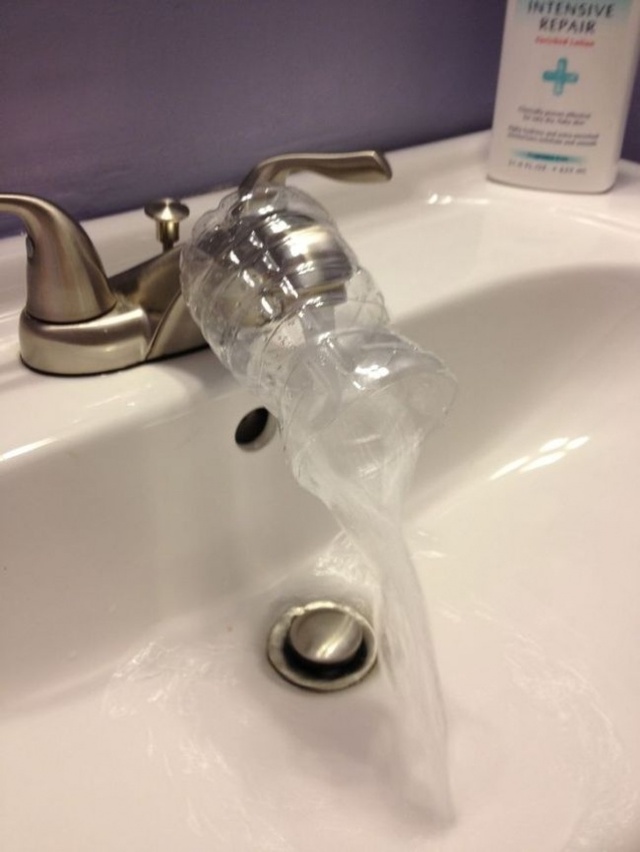 Nếu lo ngại nước chảy từ vòi quá mạnh, bắn lên làm ướt quần áo, bạn có thể sử dụng một chiếc chai nhựa cũ để nối vào vòi nước, để nước chảy xuống dễ dàng hơn.