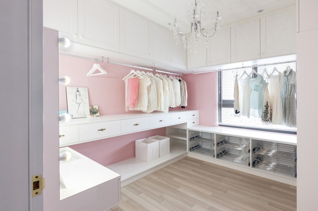 Trong khi phòng thay đồ thì được sử dụng hai gam màu trắng - hồng tạo nên nét thanh lịch và đầy nữ tính.