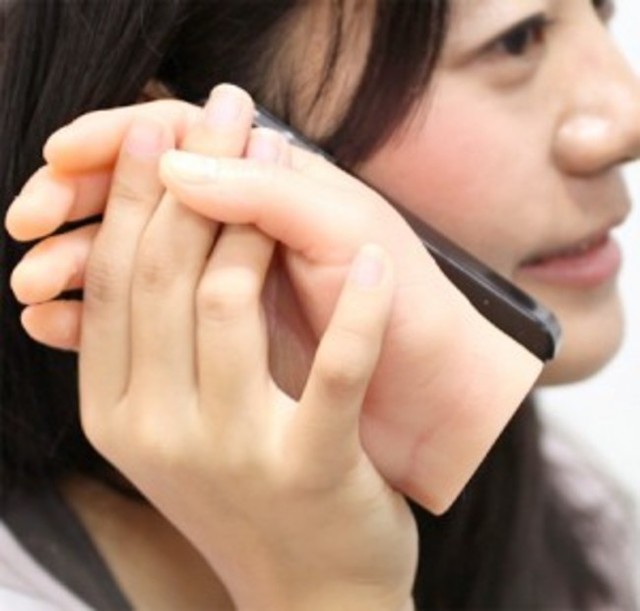 Chiếc ốp điện thoại dành cho những người cô đơn và cần lắm một bàn tay.