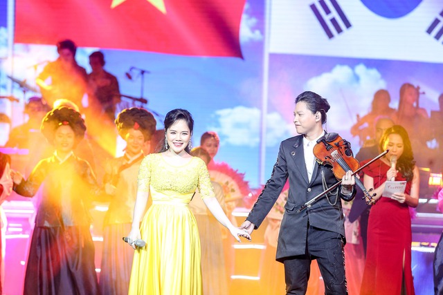 Vợ chồng 2 nghệ sỹ Anh Tú - Việt Dung trên sân khấu.