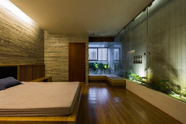 Phòng ngủ rộng rãi, hiện đại và tràn ngập cây xanh.