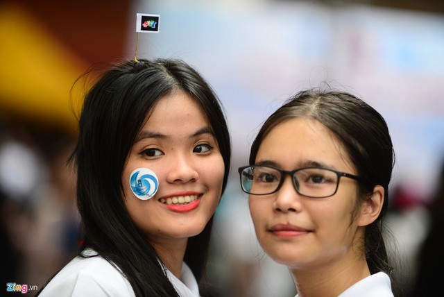 Nguyễn Ngọc Yến Oanh, sinh viên năm thứ nhất, cho biết cô thích khoa Báo chí và Truyền thông nhưng không đủ điểm nên đăng ký học khoa Văn học và Ngôn ngữ.