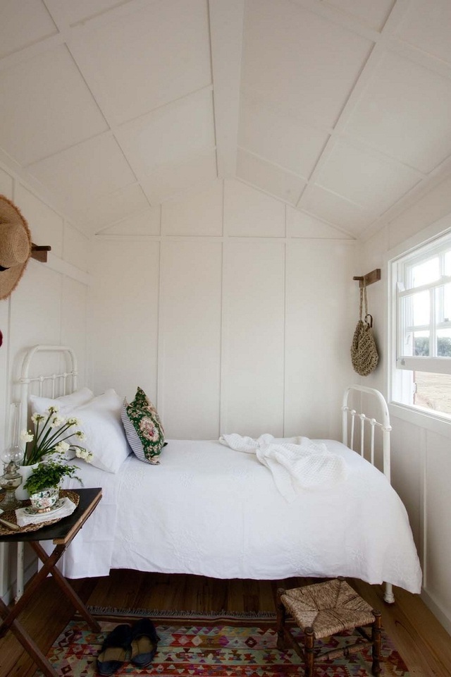 Với những căn phòng ngủ nhỏ hẹp ngoài cách sơn trắng thì việc lựa chọn đồ nội thất với kích thước tương xứng cũng hết sức quan trọng để tạo ra một không gian hoàn hảo.