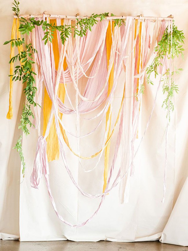 Ý tưởng này sẽ thật tuyệt vời cho một tiệc cưới ở ngoài vườn với phông nền được kết từ những dải vải đa dạng màu sắc và họa tiết. Chắc chắn nó sẽ khiến ai cũng phải chú ý bởi phong cách đặc biệt của mình.