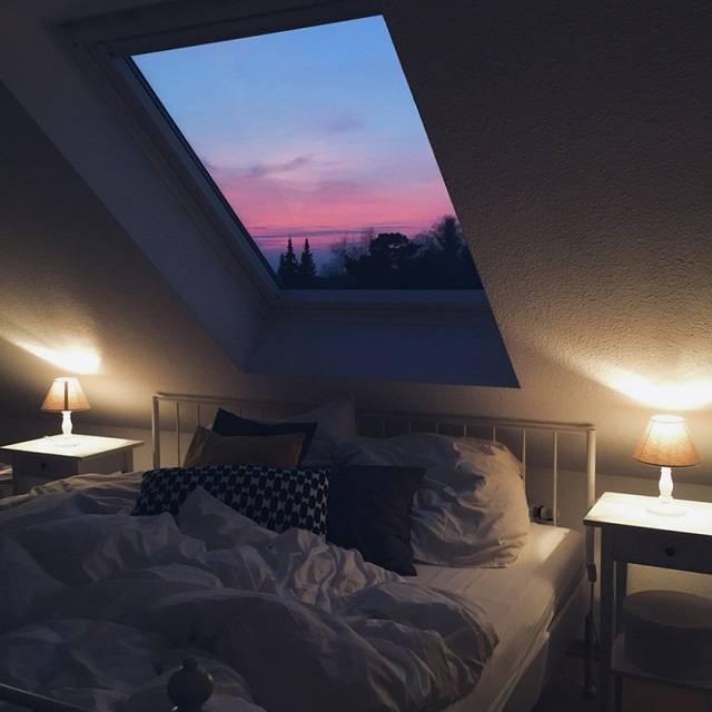 Và tuyệt vời nhất khi bạn sở hữu một phòng ngủ gác mái. Một thiết kế cửa sổ trần cho phép bạn nhìn cả bầu trời đêm đầy chân thực.