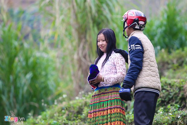 
Bạn của Chánh đang tán tỉnh một cô gái khác. Tục kéo vợ của người Mông vẫn là vấn đề gây tranh cãi vì có những trường hợp bị bắt khi cô gái còn quá trẻ.
