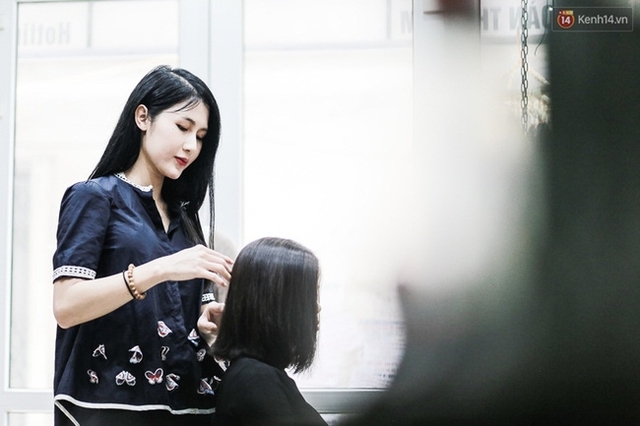 Công việc đời thường của Trâm Anh: làm tóc cho khách hàng ở salon ngay tại nhà