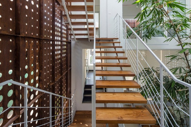 Cầu thang được bố trí chạy dọc theo ngôi nhà dẫn đến các phòng ngủ và không gian sinh hoạt khác. Bậc cầu thang được làm bằng gỗ với lan can mảnh sơn màu trắng tinh đúng với màu tường của ngôi nhà.