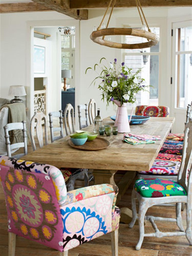Những họa tiêt khác nhau với màu sắc đa dạng sẽ tô điểm cho phòng ăn với bộ bàn ghế kiểu cũ.