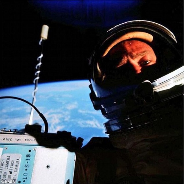 
Đ&acirc;y ch&iacute;nh bức ảnh chụp selfie ngo&agrave;i kh&ocirc;ng gian đầu ti&ecirc;n tr&ecirc;n thế giới do Buzz Aldrin chụp năm 1966.
