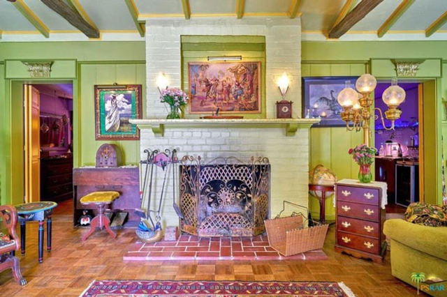 Nhà có 3 phòng ngủ, 2 phòng tắm, diện tích sử dụng khoảng 154 m2, rất phù hợp với một gia đình nhỏ. Mỗi phòng được sơn một màu khác nhau khiến bên trong bừng sáng, rực rỡ như những bức họa nổi tiếng của họa sĩ Van Gogh.