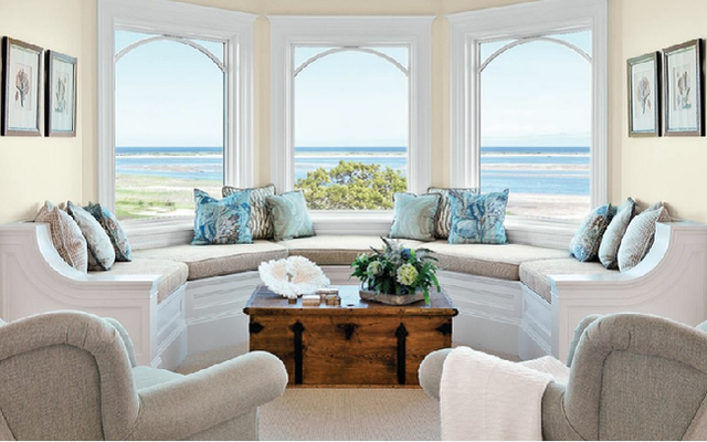 15. Nhờ thiết kế tuyệt vời này mà chủ nhân ngôi nhà có thể ngồi thưởng ngoạn cả cảnh đại dương qua cửa sổ hình bán nguyệt nhỏ thế này.