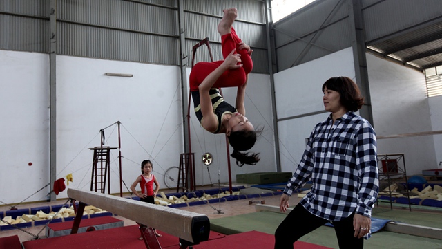 Huấn luyện viên Thùy Giang đang hướng dẫn vận động viên nhí bài tập nhảy cầu