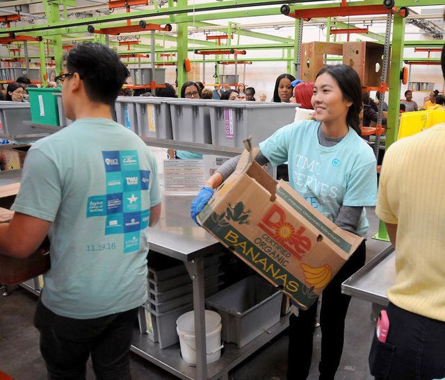 Bận rộn thực tập và chuẩn bị tốt nghiệp, Phương vẫn tranh thủ thời gian làm thiện nguyện.