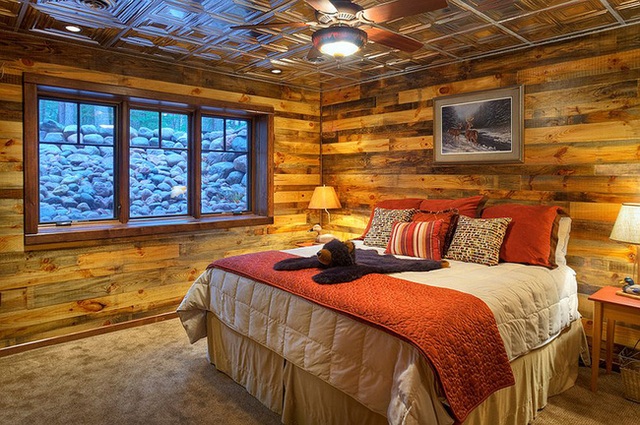 Phòng ngủ rustic ấm áp được bao bọc bằng gỗ và kim loại.
