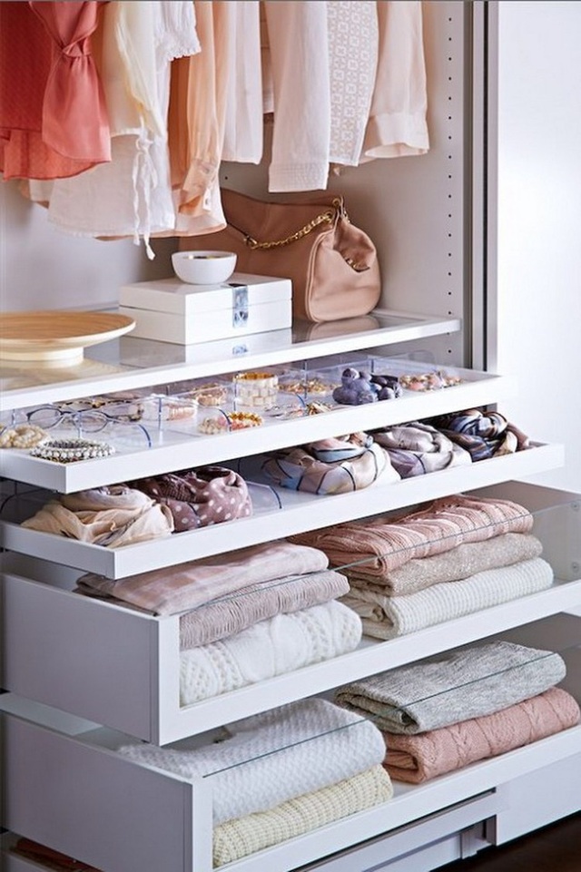 14. Hãy sắp xếp làm sao cho tủ quần áo của bạn trông thật đơn giản và dễ dàng tìm kiếm, hơn là đầy ắp đồ và mỗi lần tìm đồ lại khiến bạn phát cáu.