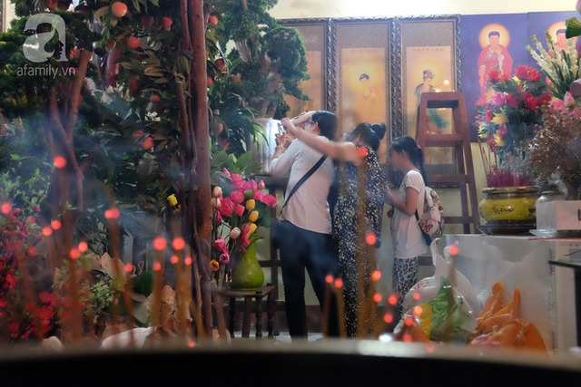 C&aacute;c phật tử d&ugrave;ng đ&egrave;n pin soi hoa sau khi được sư thầy chỉ dẫn chỗ c&oacute; hoa mọc.