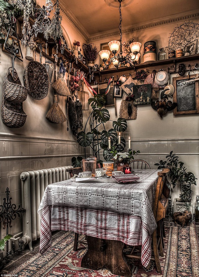 Phòng bếp New Orlean với đầy những món đồ cổ mà John đã mất công tìm kiếm rất nhiều năm.
