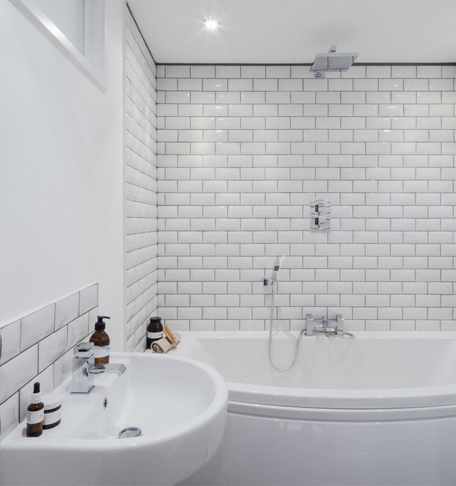 Nhà tắm được thiết kế với toàn bộ là màu trắng giúp không gian mở rộng, thoáng đãng hơn. Đặc biệt là bức tường trắng với thiết kế gạch lát giúp phòng tắm không hề có sắc trắng đơn điệu mà có điểm nhấn khá tinh tế.