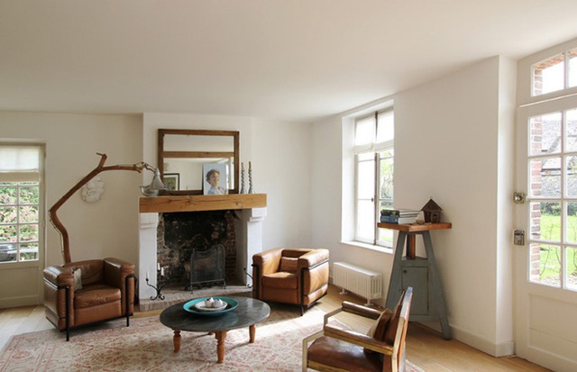 15. Ghế da nhỏ tạo vẻ đẹp vintage cho phòng khách có diện tích khiêm tốn.