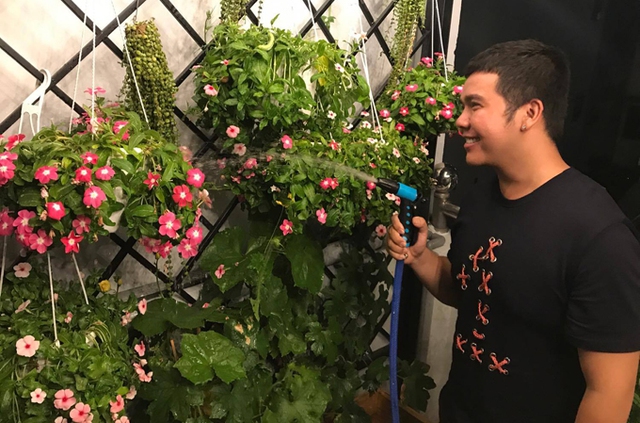 Hàng ngày, Minh Châu đều dành thời gian để chăm sóc những chậu cây và đó cũng là cách để anh tìm thấy sự thư giãn sau một ngày làm việc.