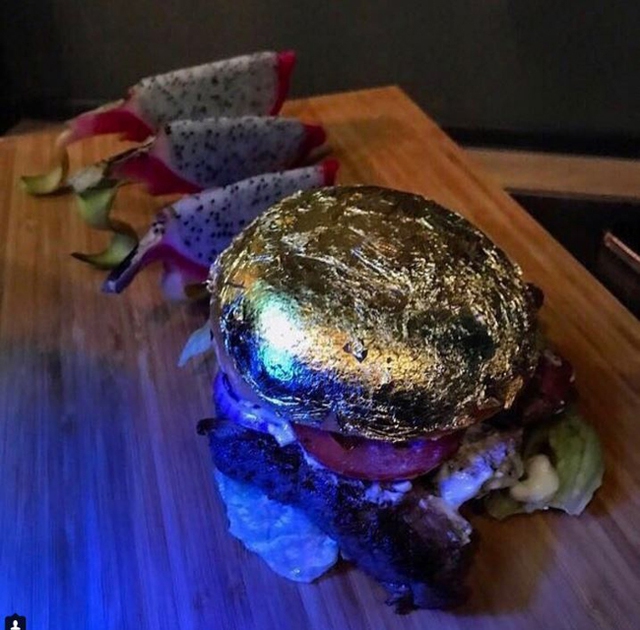 
B&aacute;nh burger phủ v&agrave;ng.
