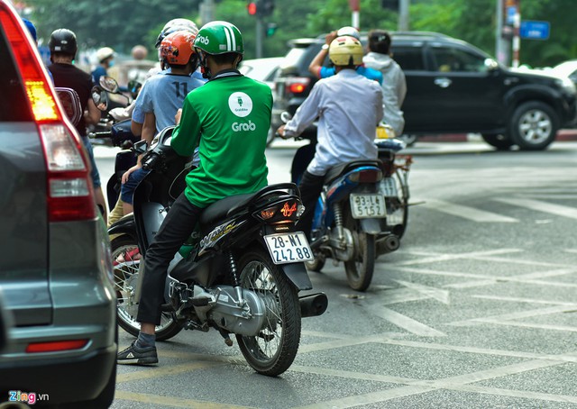 
Việc dừng xe cũng không được chấp hành đúng quy định. Một tài xế GrabBike có tín hiệu xin rẽ trái nhưng lại dừng xe trên phần đường dành cho người rẽ phải.
