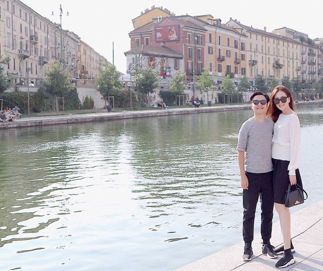 
Vợ chồng Mai Ngọc cùng nắm tay nhau đi quanh nước Ý.
