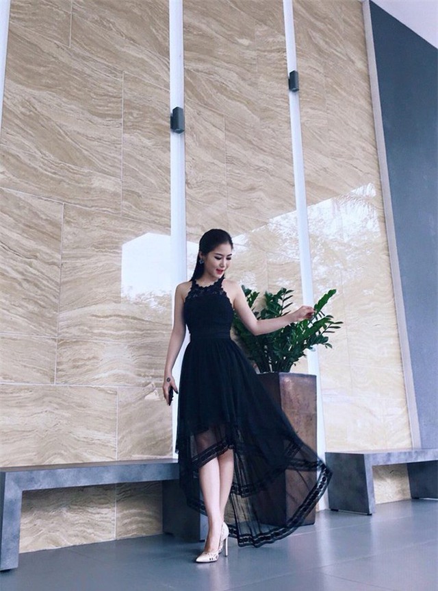 
Tuần này, Hương Tràm lại chuyển hướng sang phong cách nữ tính, nhẹ nhàng với váy liền màu đen điểm chi tiết ren xuyên thấu.
