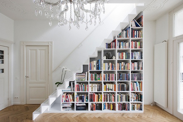 Thật khó để gọi tên được đây là cầu thang hay là tủ đọc sách vì chúng kết hợp với nhau quá là hài hòa.