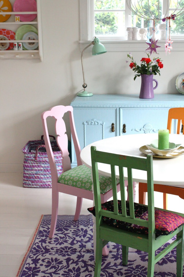 Những chiếc ghế với kiểu dáng khác nhau, những gam màu pastel nhẹ nhàng sẽ làm nên một phòng ăn đáng yêu.