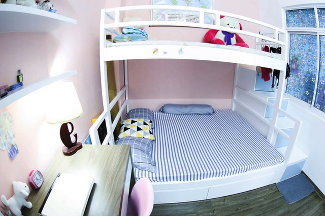 Phòng ngủ của con gái được chị Phương trang trí với gam màu pastel.