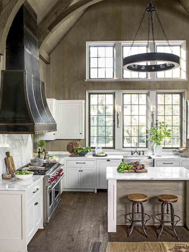 16. Tương phản với trần nhà ốp gỗ và sàn gỗ tối màu, mặt đảo bếp làm bằng đá cẩm thạch với tone màu sáng tạo nên sự rõ ràng và sạch sẽ cho không gian bếp.