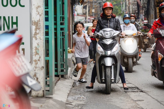 
Tuyến đường này thường xuyên xảy ra tình trạng tắc nghẽn trong khi trẻ nhỏ vô tư chạy nhảy trên đường phố.
