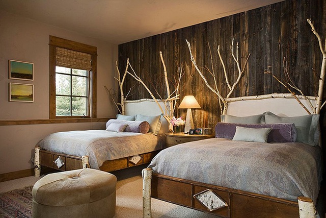 Tường gỗ tái chế và gỗ bạch đằng rất hoàn hảo cho một phòng ngủ rustic thoải mái.