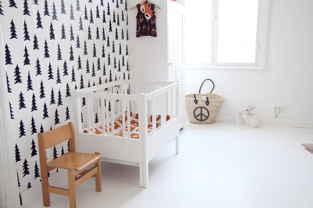 Chất liệu gỗ tinh tế c&oacute; thể tạo ra một bầu kh&ocirc;ng kh&iacute; ấm &aacute;p v&agrave; dịu d&agrave;ng trong giường cũi chỉ với c&aacute;ch trang tr&iacute; hai m&agrave;u đen v&agrave; trắng.