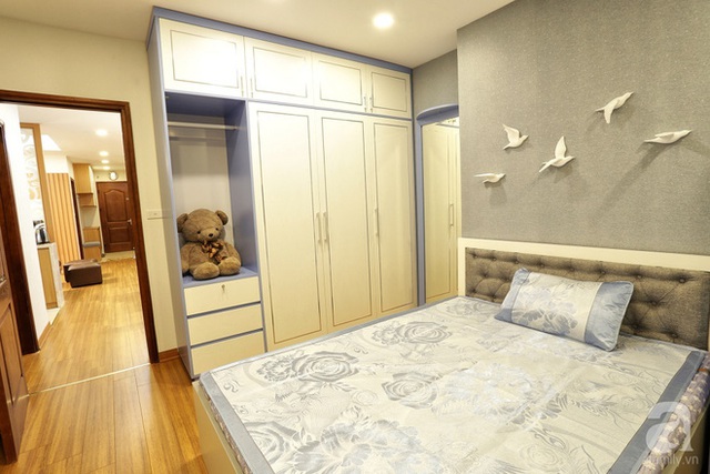 Phòng ngủ của con gái lớn được bố trí đơn giản với gam màu xanh biển nhạt làm màu nền.