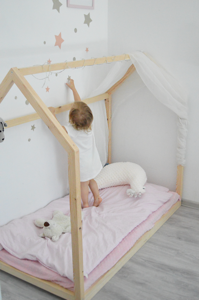 Một ch&uacute;t dịu d&agrave;ng từ chiếc m&agrave;n được lắp đặt tr&ecirc;n khung giường g&aacute;c m&aacute;i gi&uacute;p g&oacute;c nhỏ của b&eacute; g&aacute;i th&ecirc;m dịu d&agrave;ng, nữ t&iacute;nh.