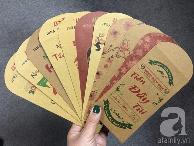 Tết năm nay, rất nhiều mẫu l&igrave; x&igrave; độc lạ theo phong c&aacute;ch thời &ocirc;ng b&agrave; anh, với c&aacute;c c&acirc;u ch&uacute;c &yacute; nghĩa được mọi người y&ecirc;u th&iacute;ch, n&ecirc;n Ngọc nhanh tay khu&acirc;n về b&aacute;n