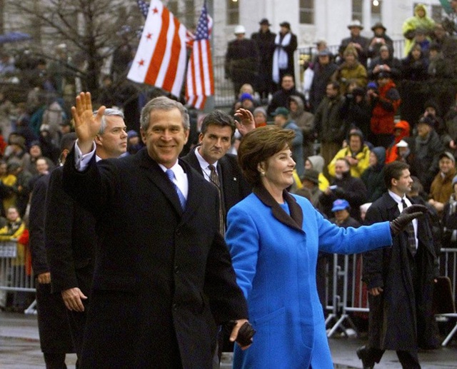 
Tổng thống Bush và phu nhân Laura Bush vẫy tay chào người dân trong lễ nhậm chức vào năm 2001.
