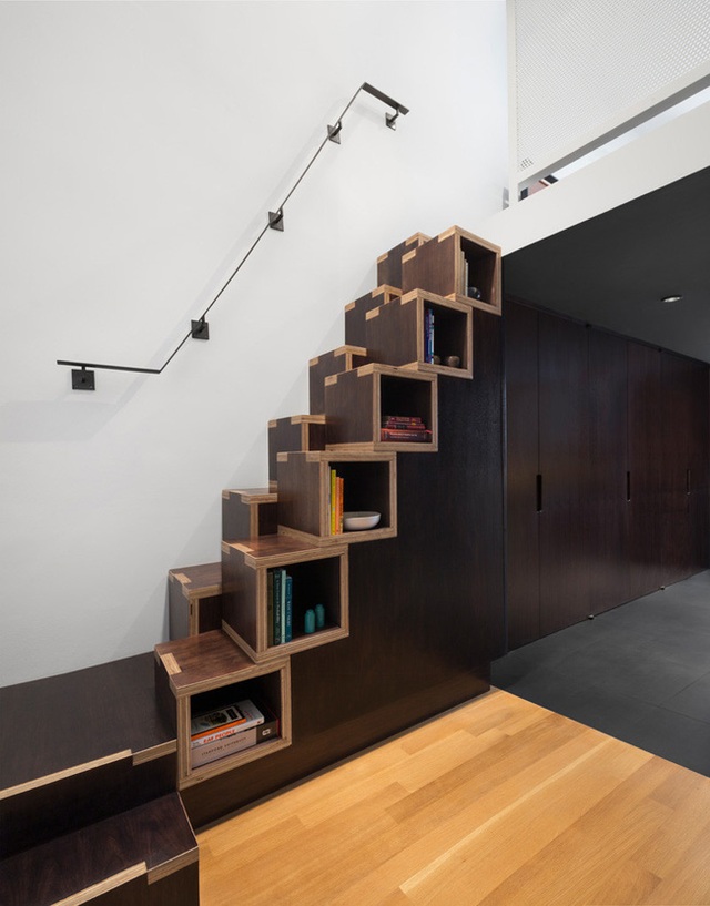 Cầu thang giống như tập hợp các chiếc hộp bí mật, việc thiết kế theo phong cách này giúp mang lại hơi thở sang trọng, cổ điển cho toàn bộ không gian.