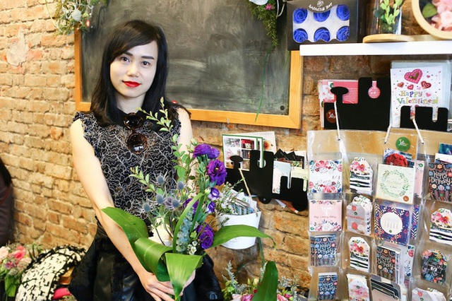 Chị Linh - cô nàng công sở xinh đẹp đã dành một buổi tại tiệm của chị Phượng để làm bó hoa giản dị mang về tặng mẹ.