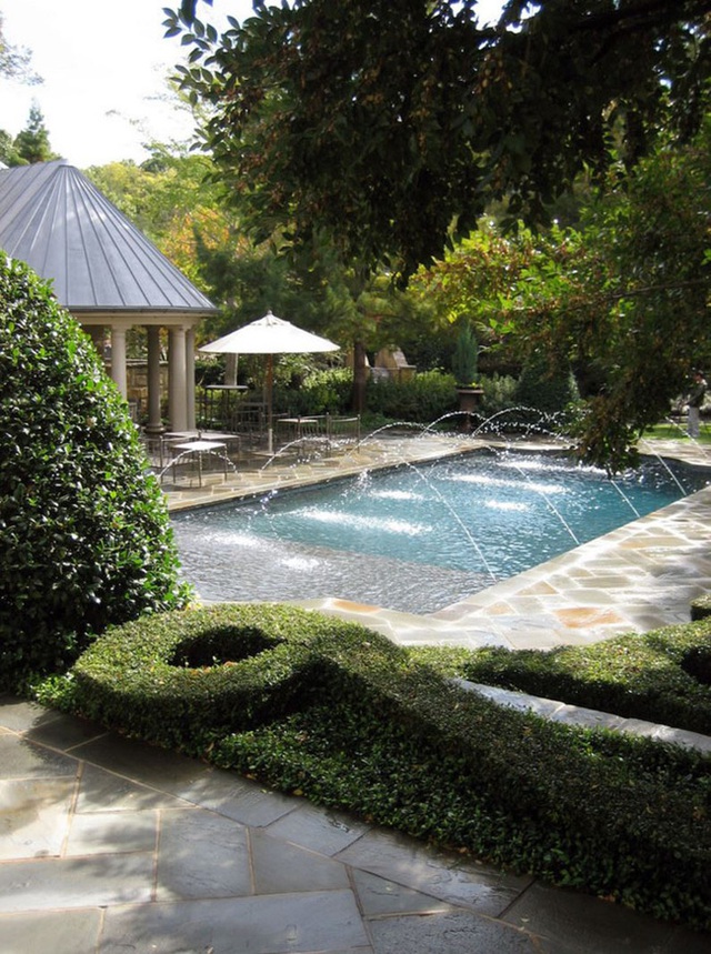 Nếu may mắn bạn có một bể bơi, thì tại sao không biến nó trở thành một bể bơi kết hợp vòi phun nước? Cách này sẽ tăng cảm giác vui nhộn hơn rất nhiều cho khu vườn của bạn.