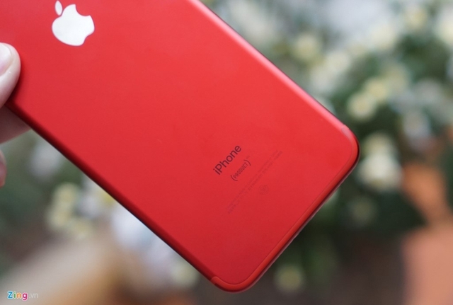 
Bên dưới, sản phẩm có ghi dòng chữ (PRODUCT Red), là tên của tổ chức mà Apple hợp tác làm từ thiện ủng hộ nạn nhân HIV.
