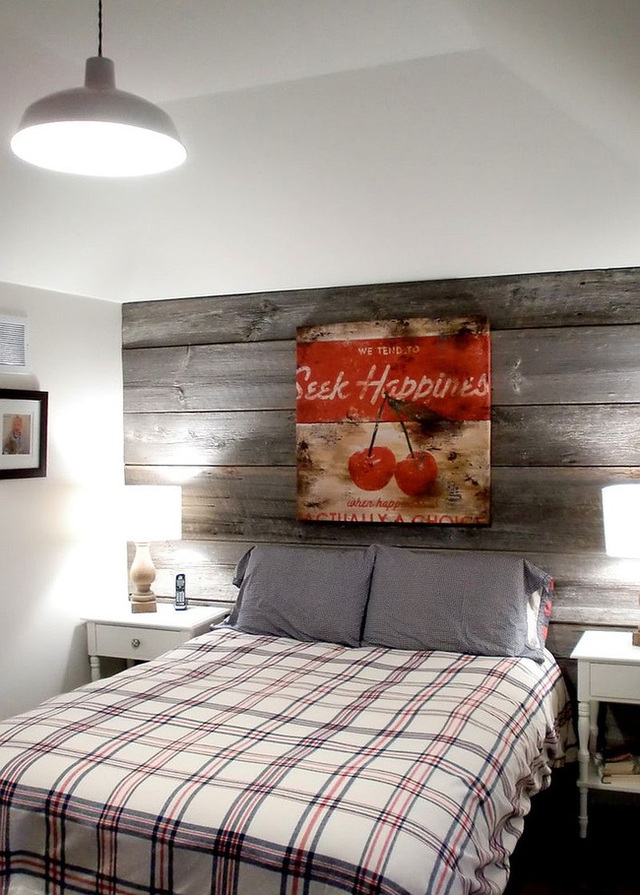 Phòng ngủ phong cách trang trại với bức tường đặc trưng gỗ tái chế khiêm tốn.