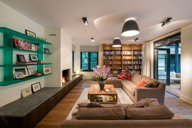 Phòng khách được thiết kế ghế sapha dài để đọc sách và sưởi ấm.